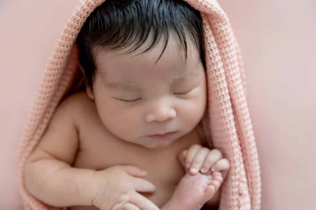 utah county newborn photographer baby holding toes